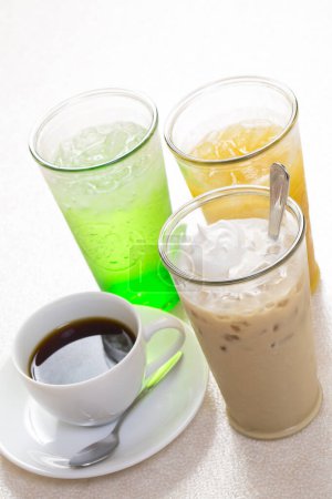 Foto de Bebidas gaseosas y café helado sobre mesa blanca - Imagen libre de derechos