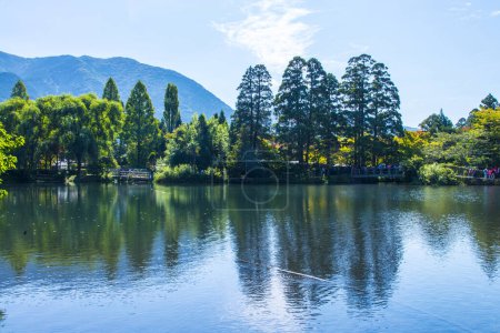 Kinrin-See mit Berg Yufu und blauem Himmel bei Yufuin, Oita, Kyushu, Japan