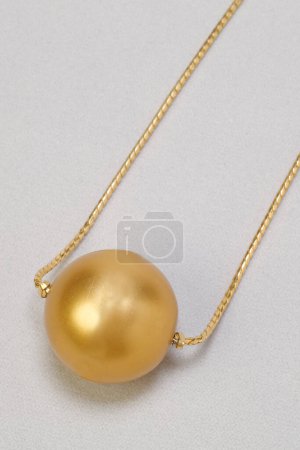 Téléchargez les photos : Collier doré avec perle isolée sur fond blanc. - en image libre de droit