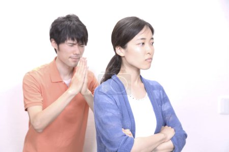 asiático hombre y mujer averiguar fuera relación