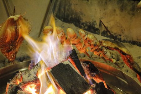 Téléchargez les photos : Un feu avec un tas de plats cuisinés dessus - en image libre de droit