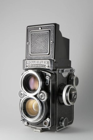 Foto de Antigua cámara réflex doble lente Rolleiflex sobre fondo gris - Imagen libre de derechos