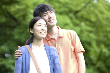 Foto de Joven asiático pareja abrazando y sonriendo en parque - Imagen libre de derechos
