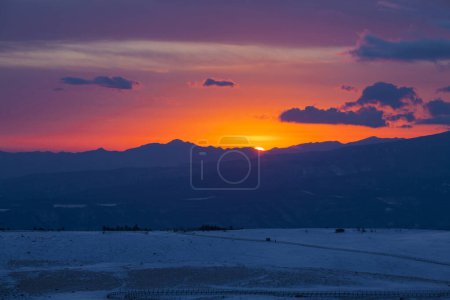 Foto de Hermoso atardecer sobre las montañas en invierno - Imagen libre de derechos