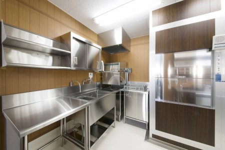 Foto de Refrigeradores de acero inoxidable en la cocina moderna - Imagen libre de derechos