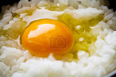 Foto de Arroz blanco recién cocido con huevo en un tazón - Imagen libre de derechos