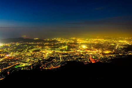 Téléchargez les photos : Kitakyushu City, Préfecture de Fukuoka, Japon Vue de nuit depuis la montagne Sarakura. - en image libre de droit