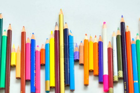 Téléchargez les photos : Crayons colorés sur le fond de la table, gros plan - en image libre de droit