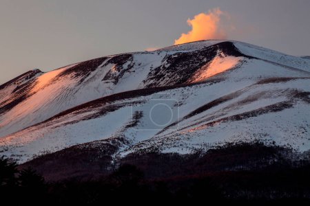 Téléchargez les photos : Fond de montagne couvert de neige - en image libre de droit