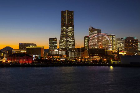 Téléchargez les photos : Tokyo paysage urbain avec vue de nuit - en image libre de droit