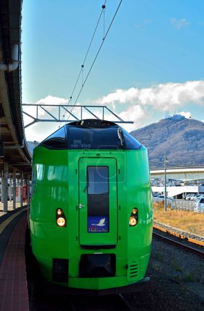 Téléchargez les photos : Train de voyageurs sur la gare bondée, vue de jour - en image libre de droit