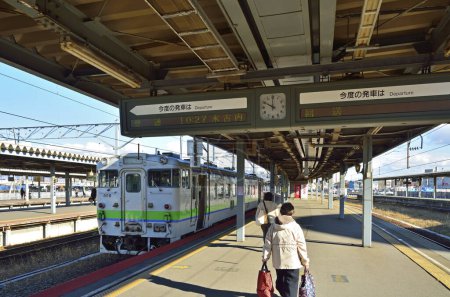 Téléchargez les photos : Trains sur la gare bondée, vue de jour - en image libre de droit