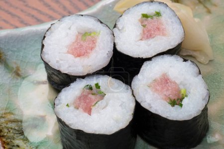 Téléchargez les photos : Sushi sur fond blanc, cuisine japonaise traditionnelle - en image libre de droit