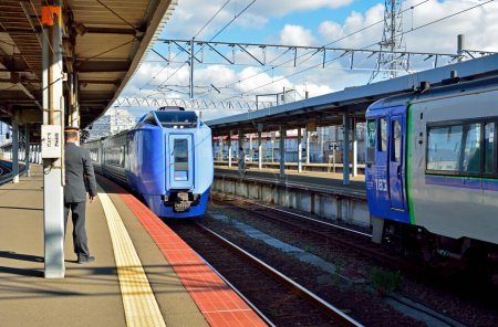 Téléchargez les photos : Train moderne sur la gare bondée, vue de jour - en image libre de droit