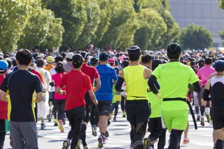 Foto de Atletas corriendo en ropa deportiva en el maratón de Tokio, Japón - Imagen libre de derechos