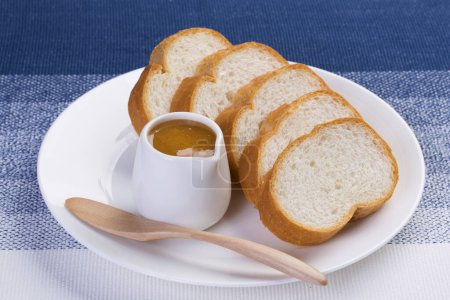 Téléchargez les photos : Miel de manuka, Superfood et pain blanc sur fond - en image libre de droit