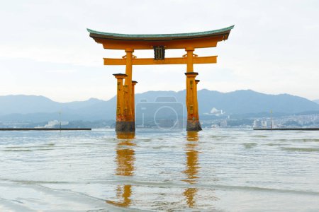 Grande porte flottante (O-Torii) sur l'île de Miyajima
