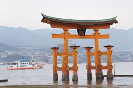 Téléchargez les photos : Porte torii du Sanctuaire Itsukushima à Miyajima à Hiroshima le jour - en image libre de droit