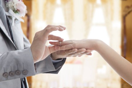 Téléchargez les photos : Marié mettre bague de mariage sur le doigt de la mariée, gros plan - en image libre de droit