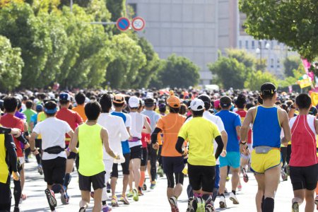 Téléchargez les photos : Coureurs en baskets et vêtements de sport au Marathon de Tokyo, Japon - en image libre de droit