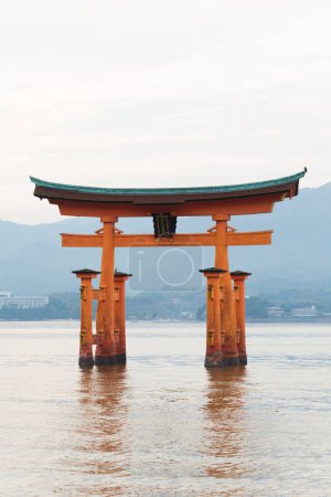 Téléchargez les photos : Porte torii du Sanctuaire Itsukushima à Miyajima à Hiroshima le jour - en image libre de droit