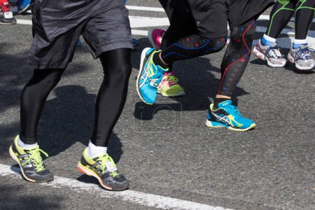 Téléchargez les photos : Joggers jambes en baskets et vêtements de sport en ville - en image libre de droit