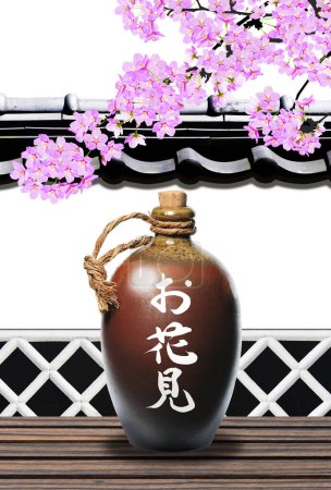 Téléchargez les photos : Bouteille de saké avec cerisier en fleurs sur fond - en image libre de droit