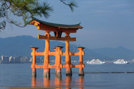 Téléchargez les photos : Porte flottante Torii du temple du sanctuaire Itsukushima à Miyajima, Japon - en image libre de droit
