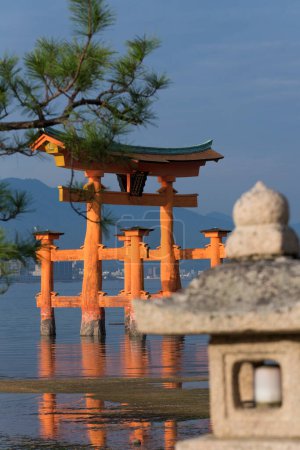 Puerta Torii flotante del templo del santuario de Itsukushima en Miyajima, Japón