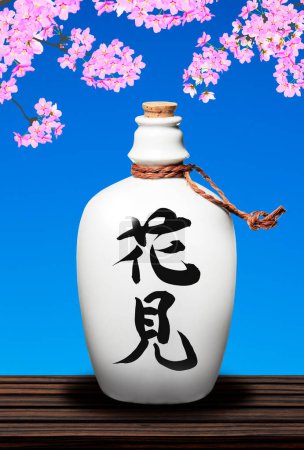 Téléchargez les photos : Vue rapprochée d'une bouteille de saké en céramique sur fond bleu ciel avec cerisier en fleurs - en image libre de droit