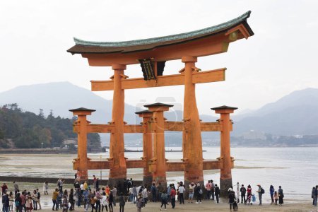 Téléchargez les photos : Portail flottant Torii du temple du sanctuaire Itsukushima et les gens à Miyajima, Japon - en image libre de droit