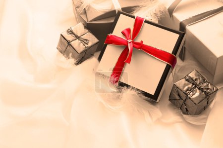 Téléchargez les photos : Pile de boîtes-cadeaux colorées, décorées avec des rubans, fond de carte de Noël - en image libre de droit