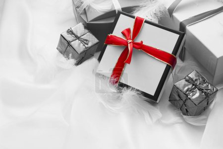 Foto de Montón de coloridas cajas de regalo, decoradas con cintas, fondo de tarjeta de Navidad - Imagen libre de derechos