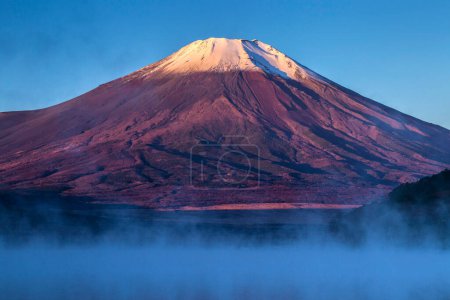 Téléchargez les photos : Belle montagne Fuji et le lac Kawaguchiko au Japon. - en image libre de droit