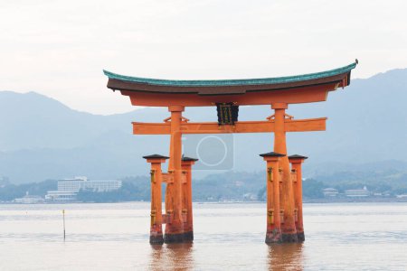 Téléchargez les photos : Porte flottante Torii du temple du sanctuaire Itsukushima à Miyajima, Japon - en image libre de droit
