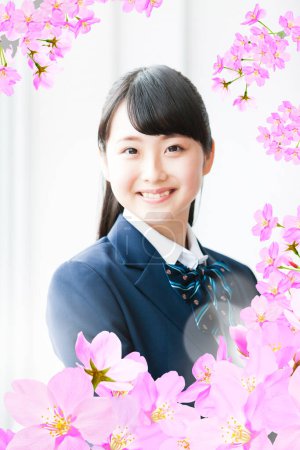 Téléchargez les photos : Portrait de belle écolière japonaise dans le cadre de fleurs de cerisiers en fleurs - en image libre de droit
