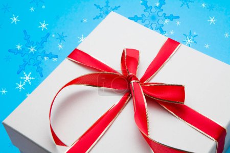 Foto de Caja de regalo de Navidad con cinta y fondo de lazo con luces bokeh. concepto de año nuevo. - Imagen libre de derechos