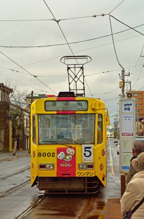 Foto de Tranvía en la calle de la ciudad asiática, vista diurna - Imagen libre de derechos