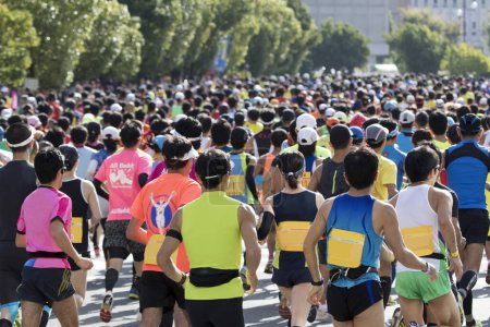 Foto de Atletas en forma que corren en la maratón de Tokio, Japón - Imagen libre de derechos