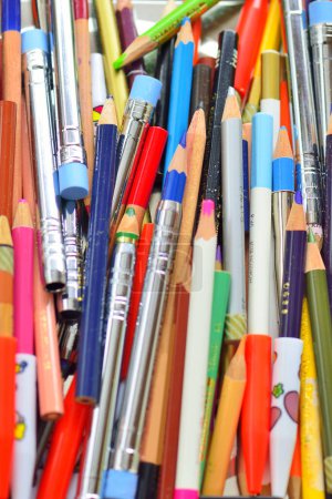 Téléchargez les photos : De nombreux crayons colorés sur fond, gros plan - en image libre de droit