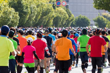 Téléchargez les photos : Athlètes en forme courant au marathon de Tokyo, Japon - en image libre de droit
