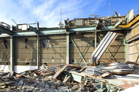 Téléchargez les photos : Bâtiment en cours de démolition par une journée ensoleillée - en image libre de droit