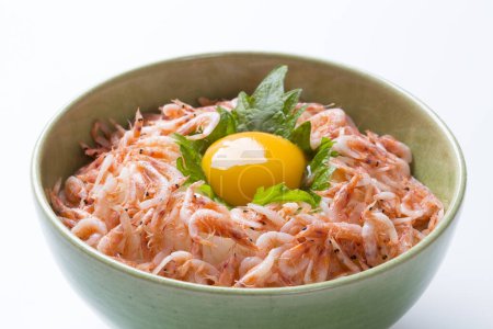 Téléchargez les photos : Cuisine traditionnelle japonaise, petites crevettes aux œufs crus - en image libre de droit