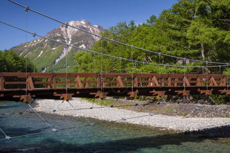 most przez rzekę w górach