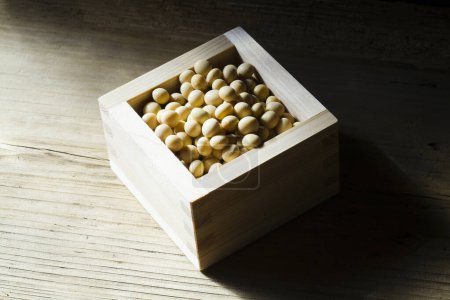 Foto de Tazón cuadrado de madera de frijoles de soja crudos para cocinar - Imagen libre de derechos