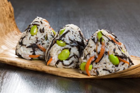 Téléchargez les photos : Sushi onigiri sur assiette en bois - en image libre de droit