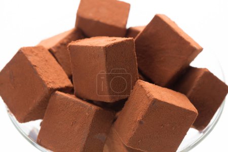 Foto de Bol de cubos de chocolate sobre un fondo blanco - Imagen libre de derechos