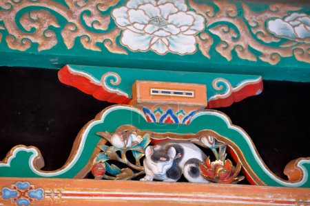 Téléchargez les photos : Plan rapproché de l'ancien décor traditionnel dans un temple japonais en bois - en image libre de droit