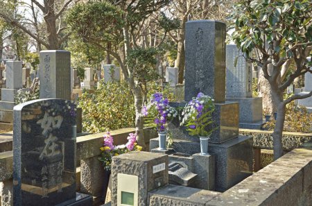 Foto de Primer plano de lápidas tradicionales japonesas en el cementerio - Imagen libre de derechos