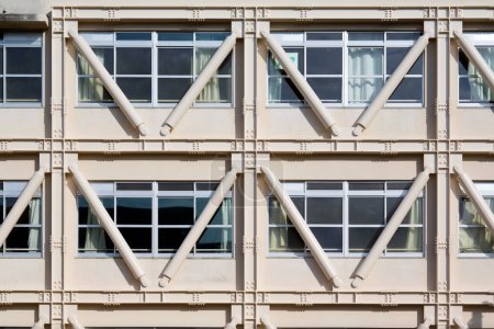 Téléchargez les photos : Façade du bâtiment industriel avec fenêtres - en image libre de droit